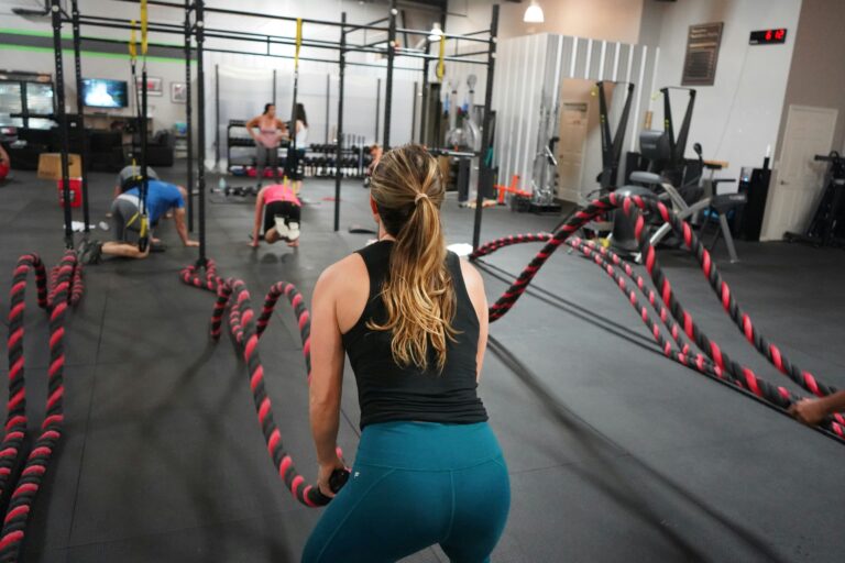 Perempuan dan Strength Training: Mitos “Jadi Berotot Besar” Harus Diluruskan