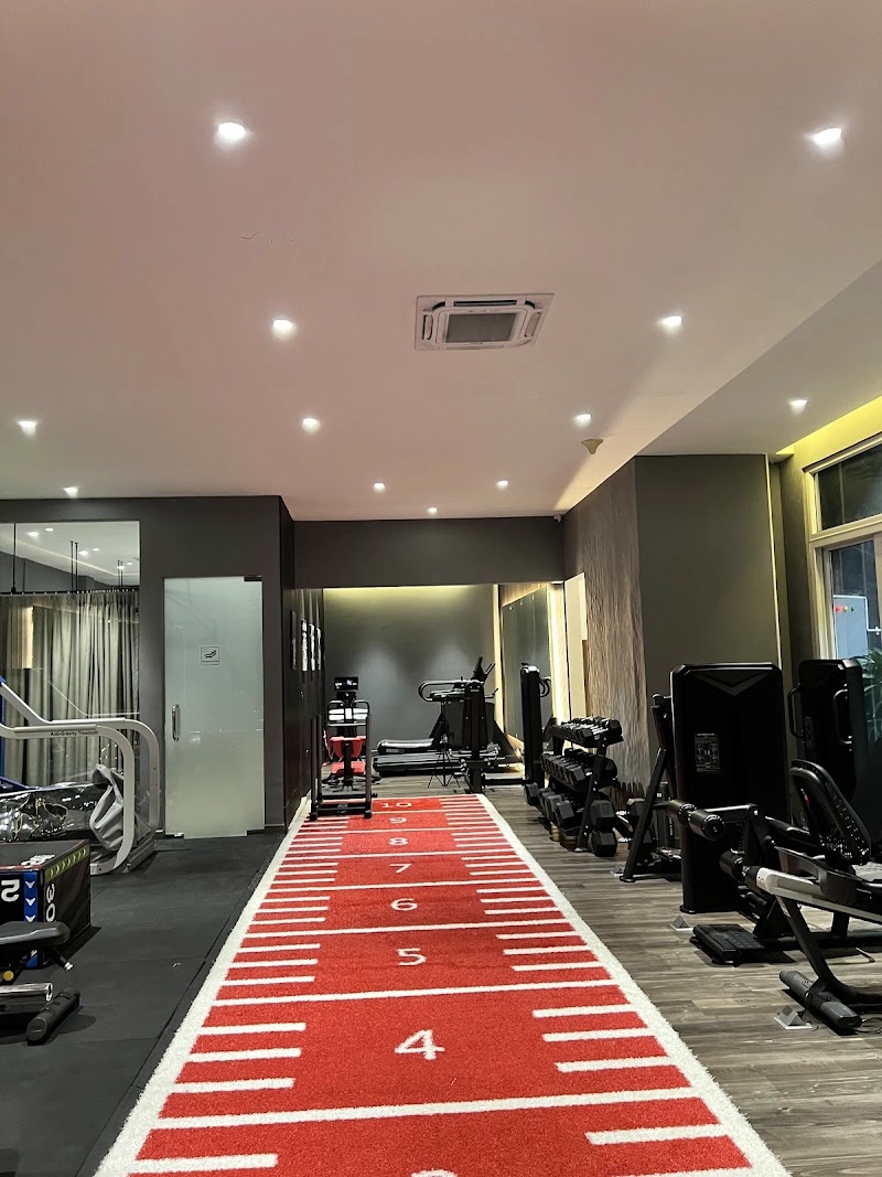 Training floor with free weights at 20FIT Sports Clinic