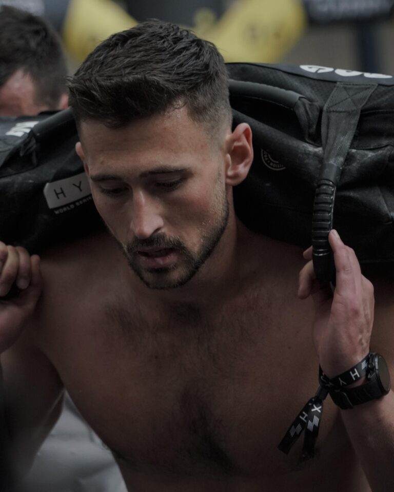 Teknik Sandbag Lunges Hyrox: Rahasia 20FIT untuk Peningkatan Performa Tanpa Cedera
