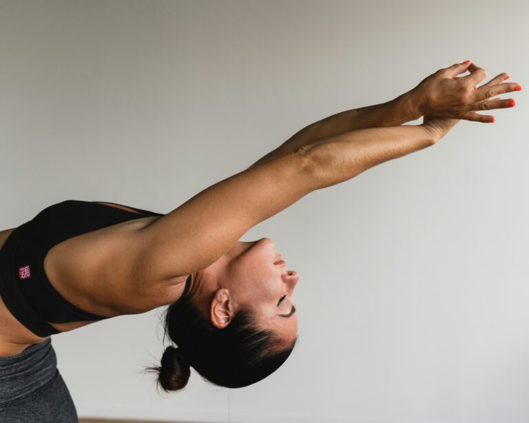 Bisakah Vinyasa Yoga Bikin Berat Badanmu Turun? Ini Datanya
