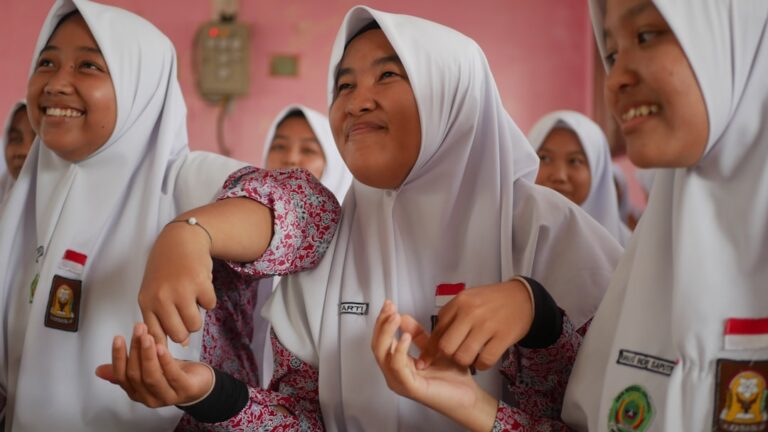 Senam Irama: Tahapan, Prinsip, dan Gerakan Dasar