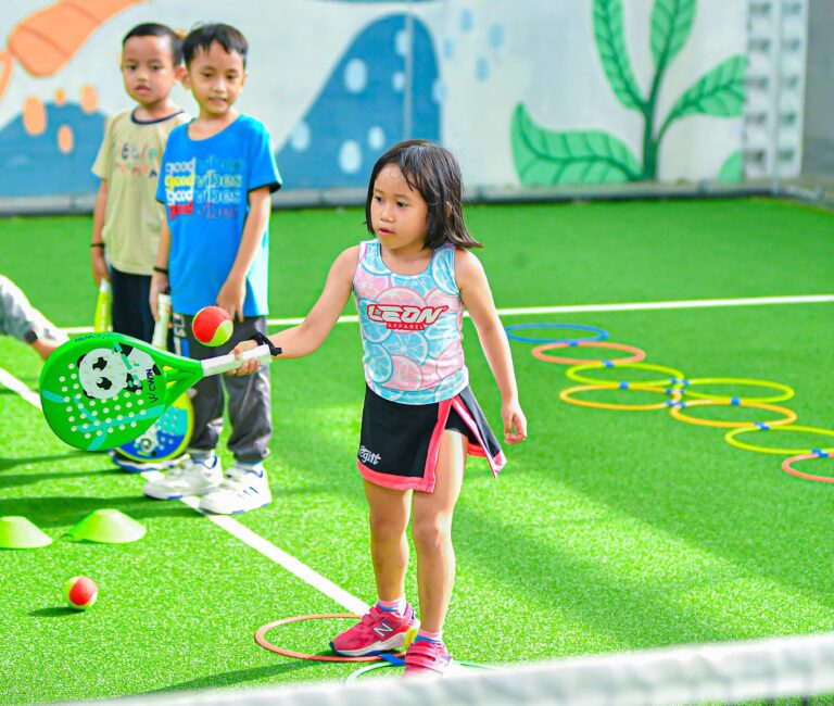 Padel Anak di Surabaya Kian Populer, Orang Tua Mulai Ajak Anak Berlatih Bersama