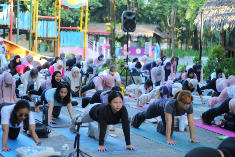 Yoga Outdoor di Makassar Kian Digemari, Pilihan Lokasi dari Taman Hijau hingga Sunset