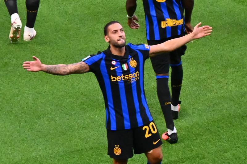 Hakan Calhanoglu merayakan gol pembuka Inter Milan saat mengalahkan Monza 4-1 di San Siro, Serie A, 22 Agustus 2026 (Foto: FC Internazionale/Inter via Getty Images)