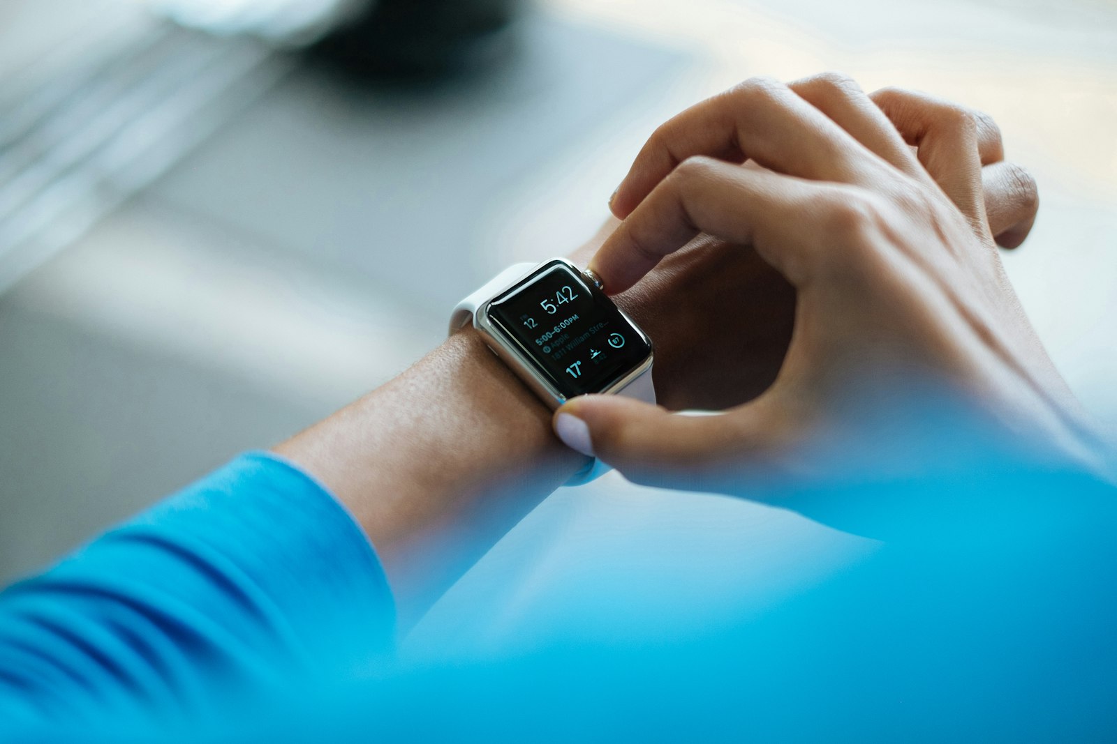 Pengguna memakai Apple Watch untuk memantau Cardio Fitness dan VO2 Max