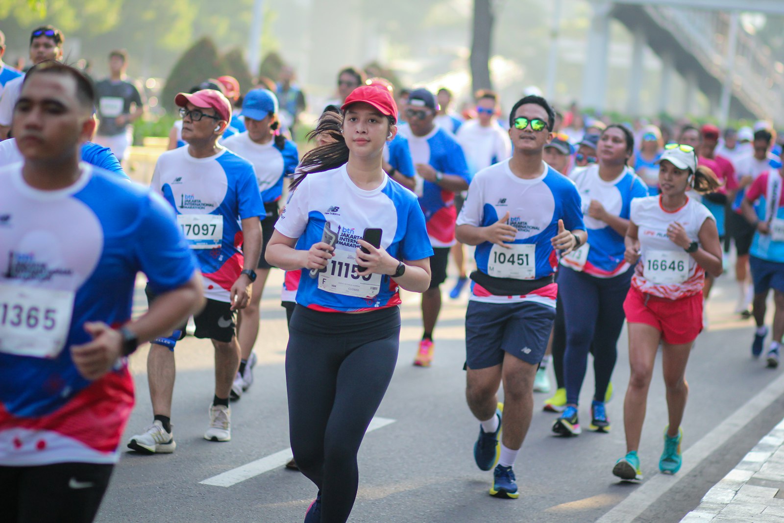 Peserta lari di Jakarta International Marathon — adopsi wearable longevity tumbuh lewat komunitas lari di Indonesia