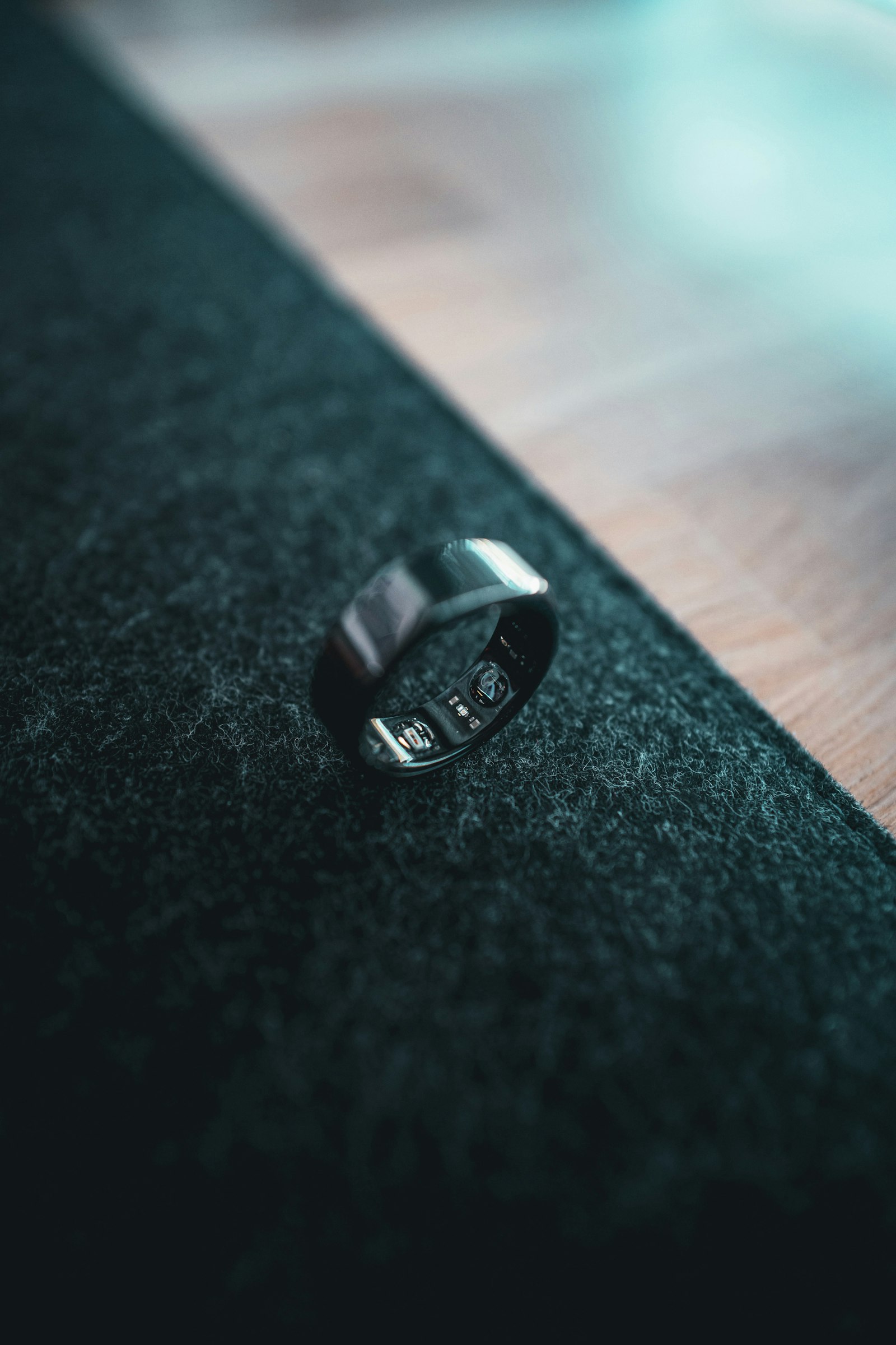 Closeup cincin pintar Oura Ring yang melacak Readiness Score dan Cardiovascular Age