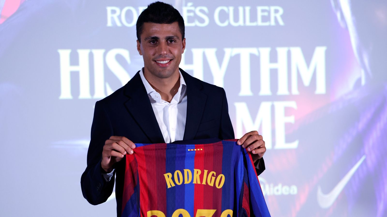 Rodri saat transfer Rodri ke Barcelona resmi diumumkan bersama FC Barcelona