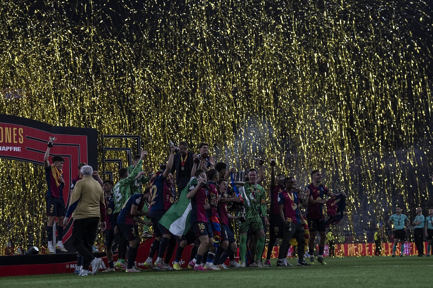 Skuad Barcelona merayakan gelar, penanda musim yang membuat mereka menang besar