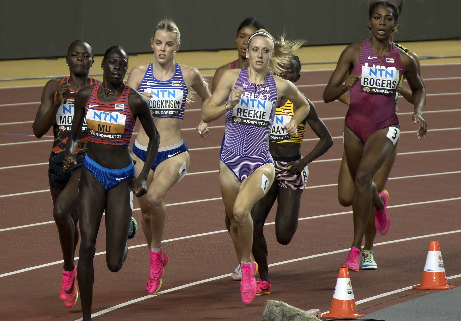Sekelompok pelari elite beradu cepat di final 800 meter putri pada kejuaraan atletik internasional