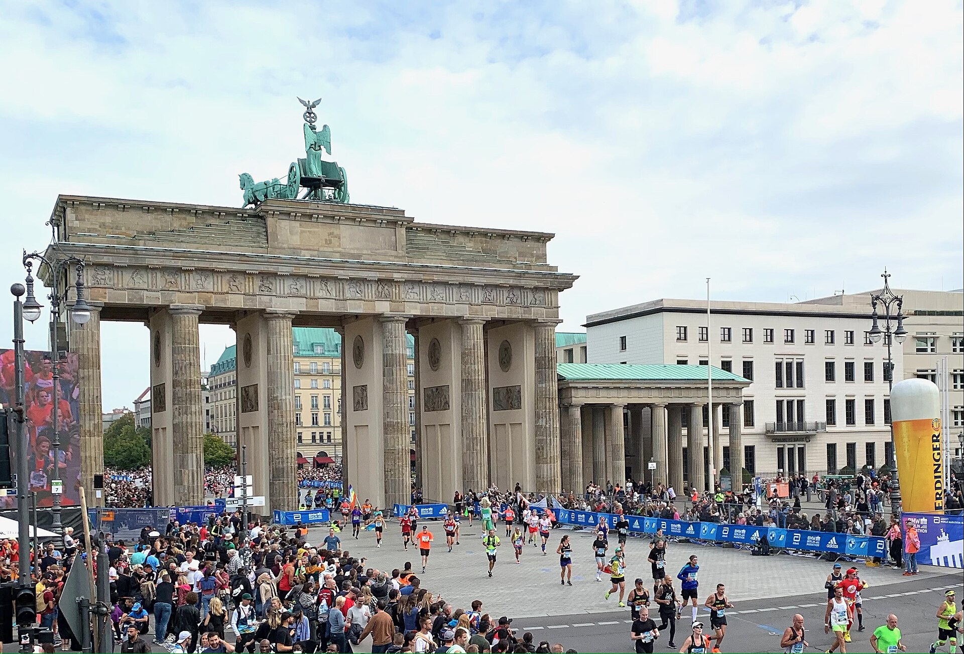Pelari maraton melintas di depan Gerbang Brandenburg saat BMW Berlin Marathon
