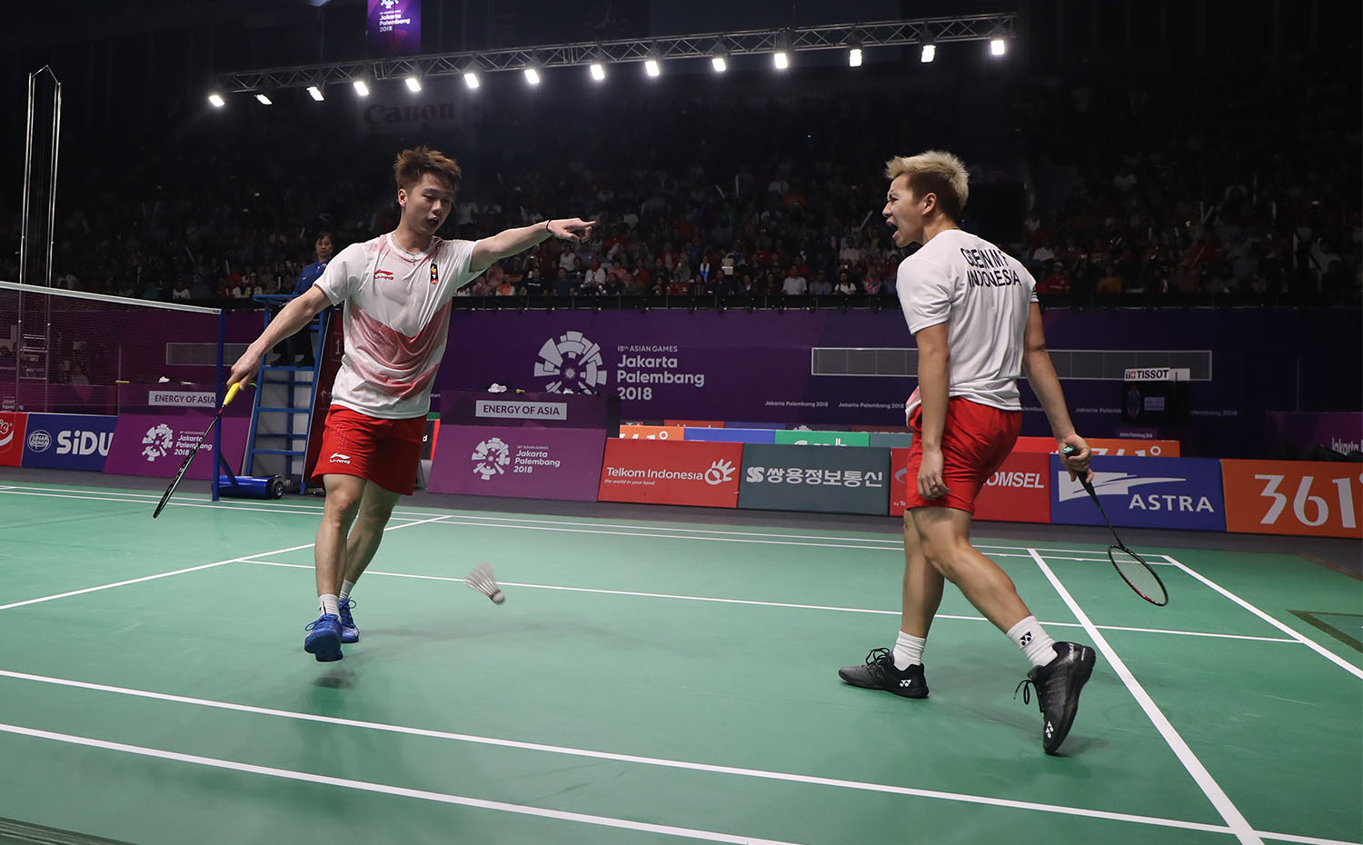 Pasangan ganda putra Indonesia merayakan poin di laga bulu tangkis Asian Games -- foto ilustrasi