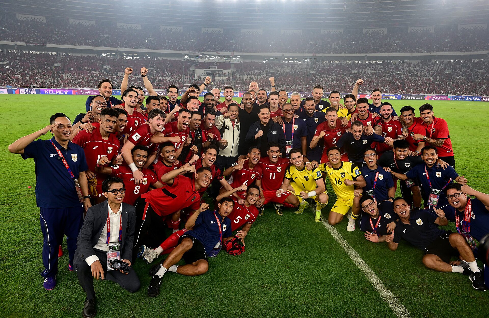 Skuad Timnas Indonesia berselebrasi di depan tribun suporter Stadion Utama Gelora Bung Karno, ilustrasi jelang laga penentu Grup A FIFA ASEAN Cup 2026 kontra Bangladesh
