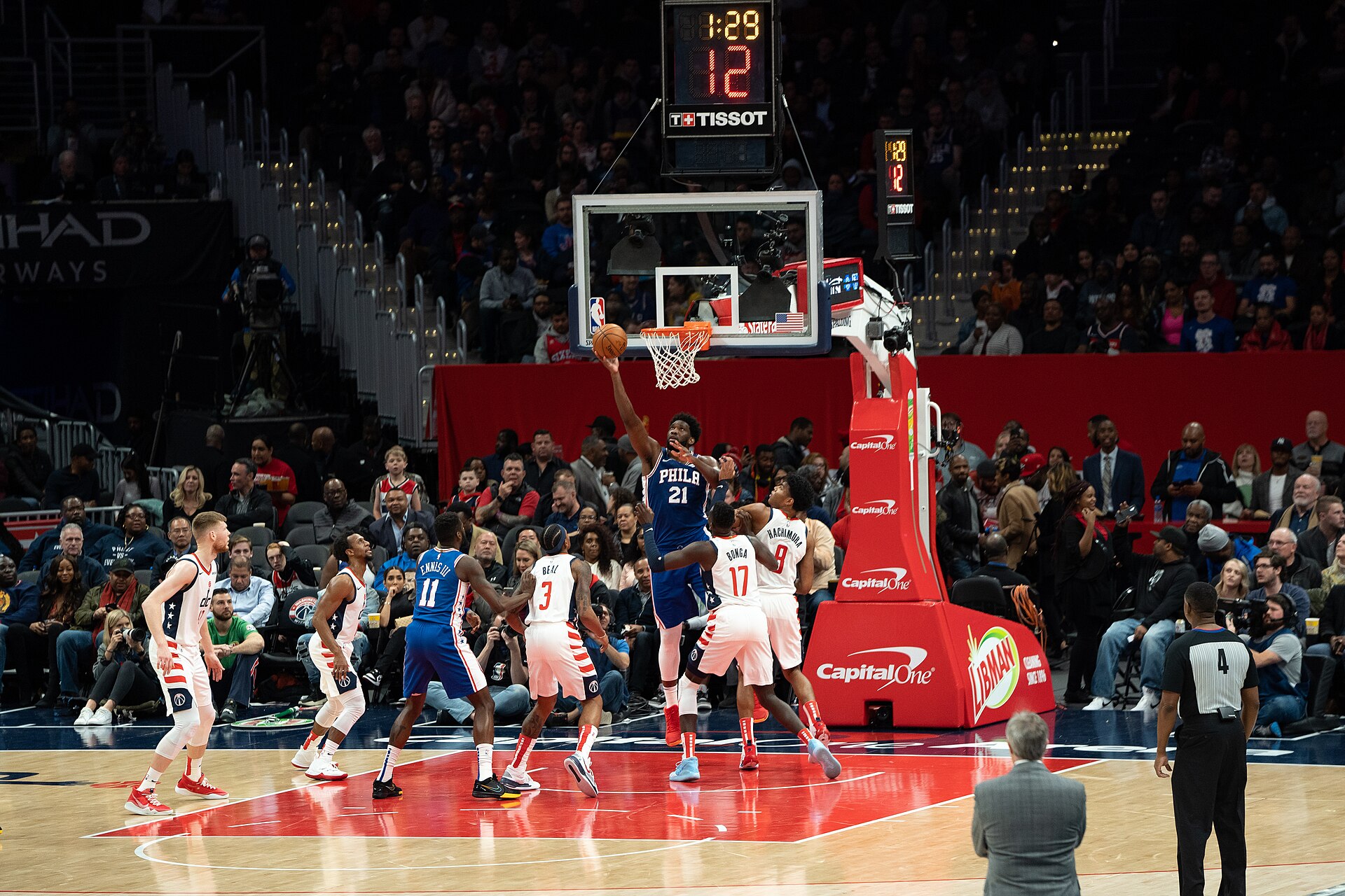 Joel Embiid melakukan layup membela Philadelphia 76ers, tim yang kini turut diperkuat LeBron James pada musim 2026-2027