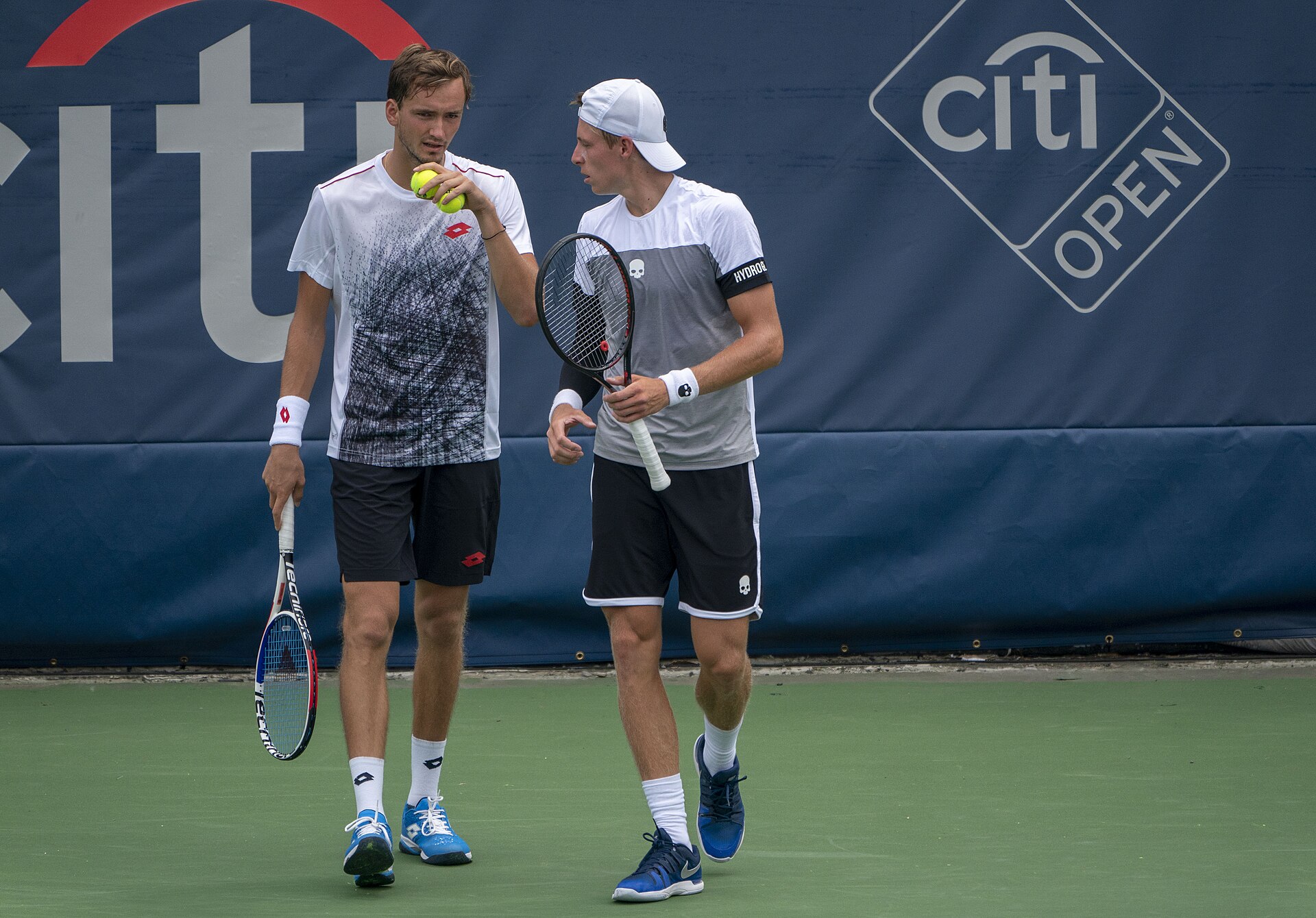Daniil Medvedev (kiri) berbincang dengan pemain lain di lapangan tenis hard court saat turnamen ATP Tour - foto ilustrasi
