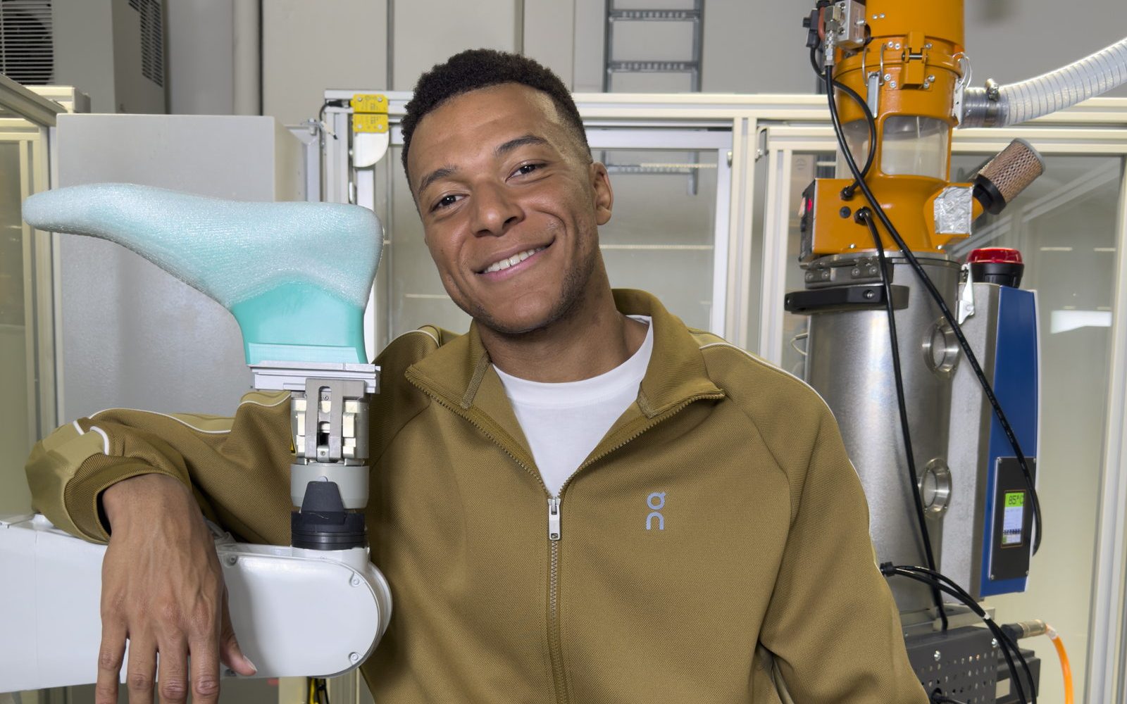 Kylian Mbappe di On Labs, Zurich, bersama robot LightSpray saat kabar Mbappe pindah ke On diumumkan