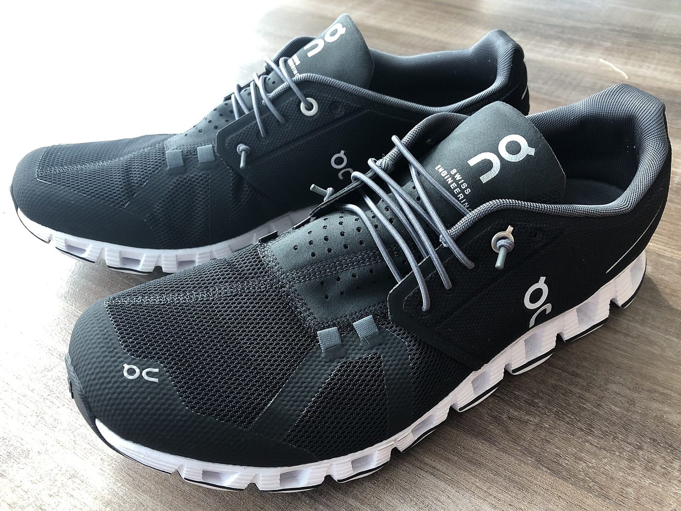 Sepatu lari On Cloud klasik, model awal On sebelum masuk sepak bola