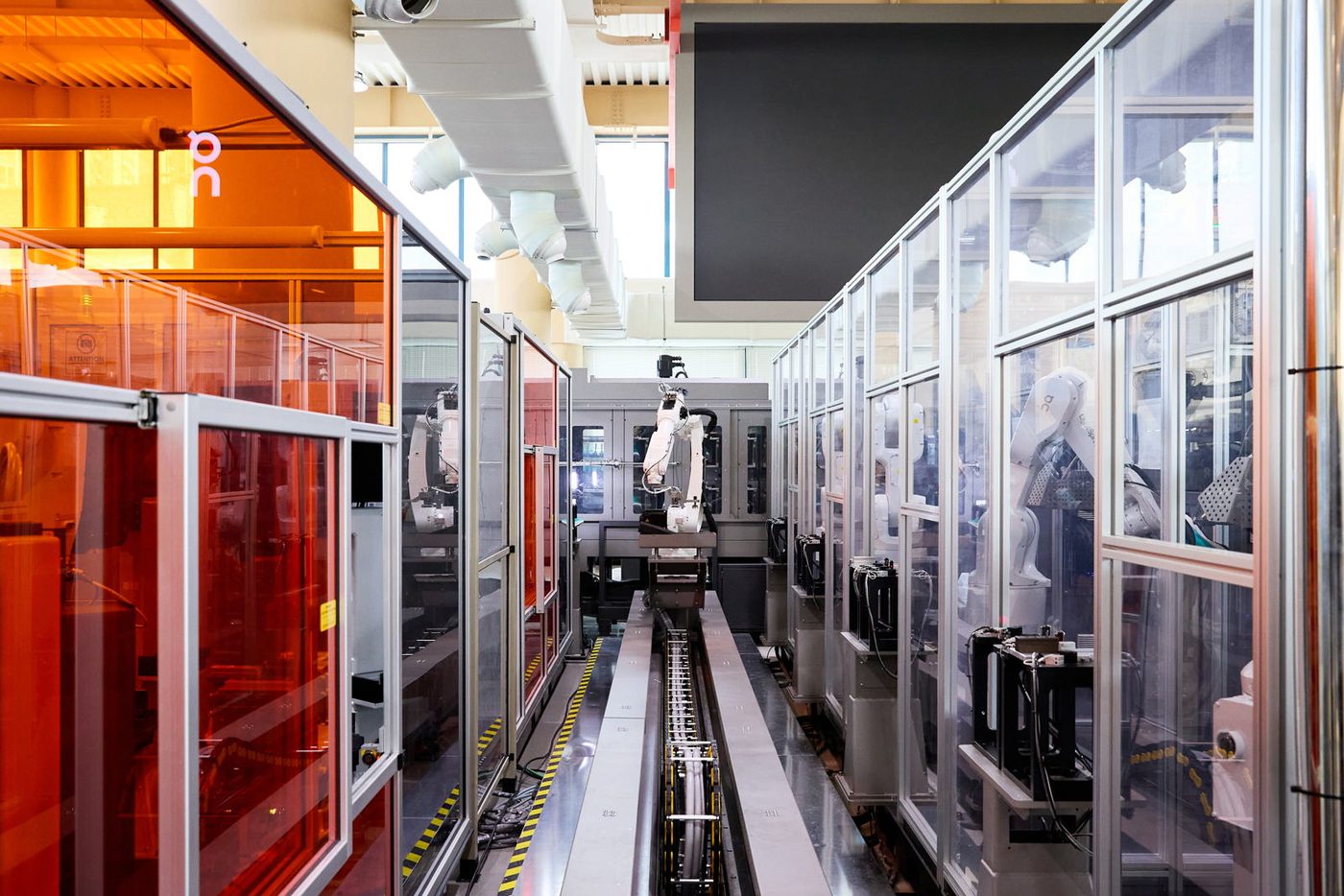 Jalur produksi robot LightSpray On di Busan, Korea Selatan
