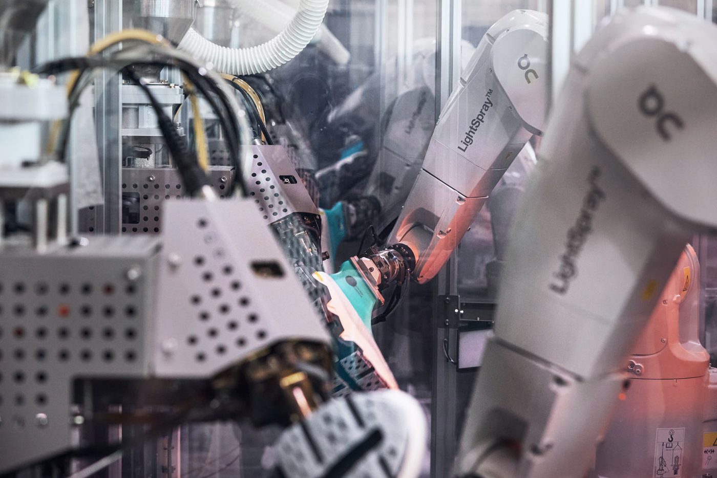 Robot LightSpray On menyemprotkan filamen membentuk upper sepatu, teknologi yang dibawa ke On Football