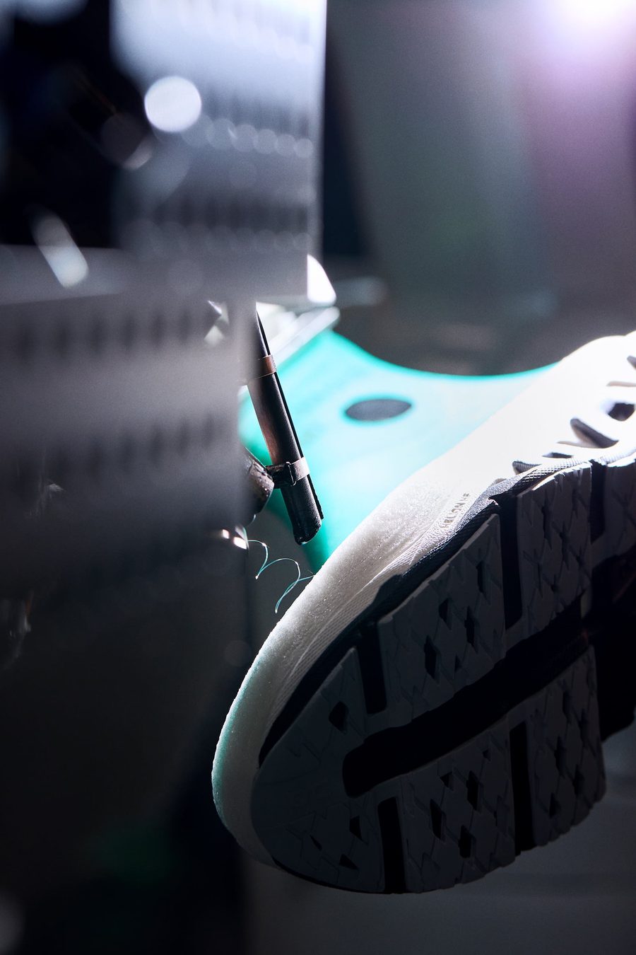 Sol sepatu On di dalam robot LightSpray saat proses penyemprotan upper