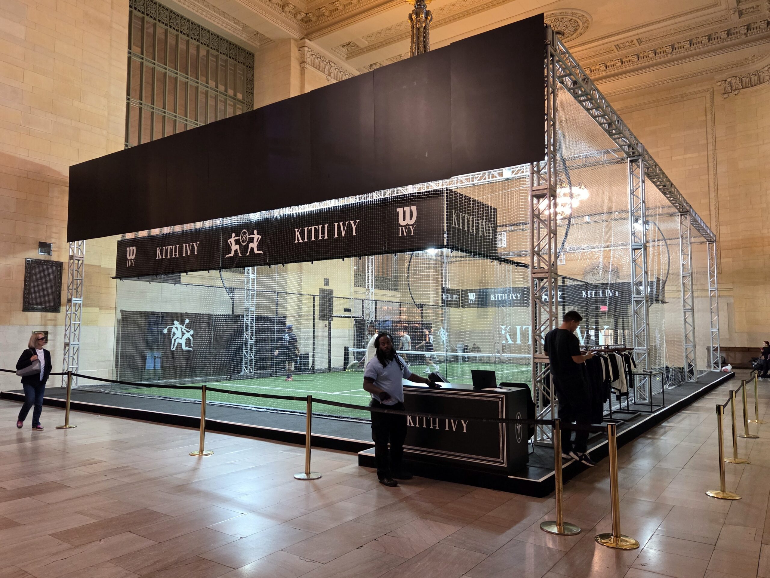 Lapangan padel berdinding kaca didirikan di dalam aula megah Vanderbilt Hall, Grand Central Terminal, sebagai etalase promosi merek Kith Ivy.