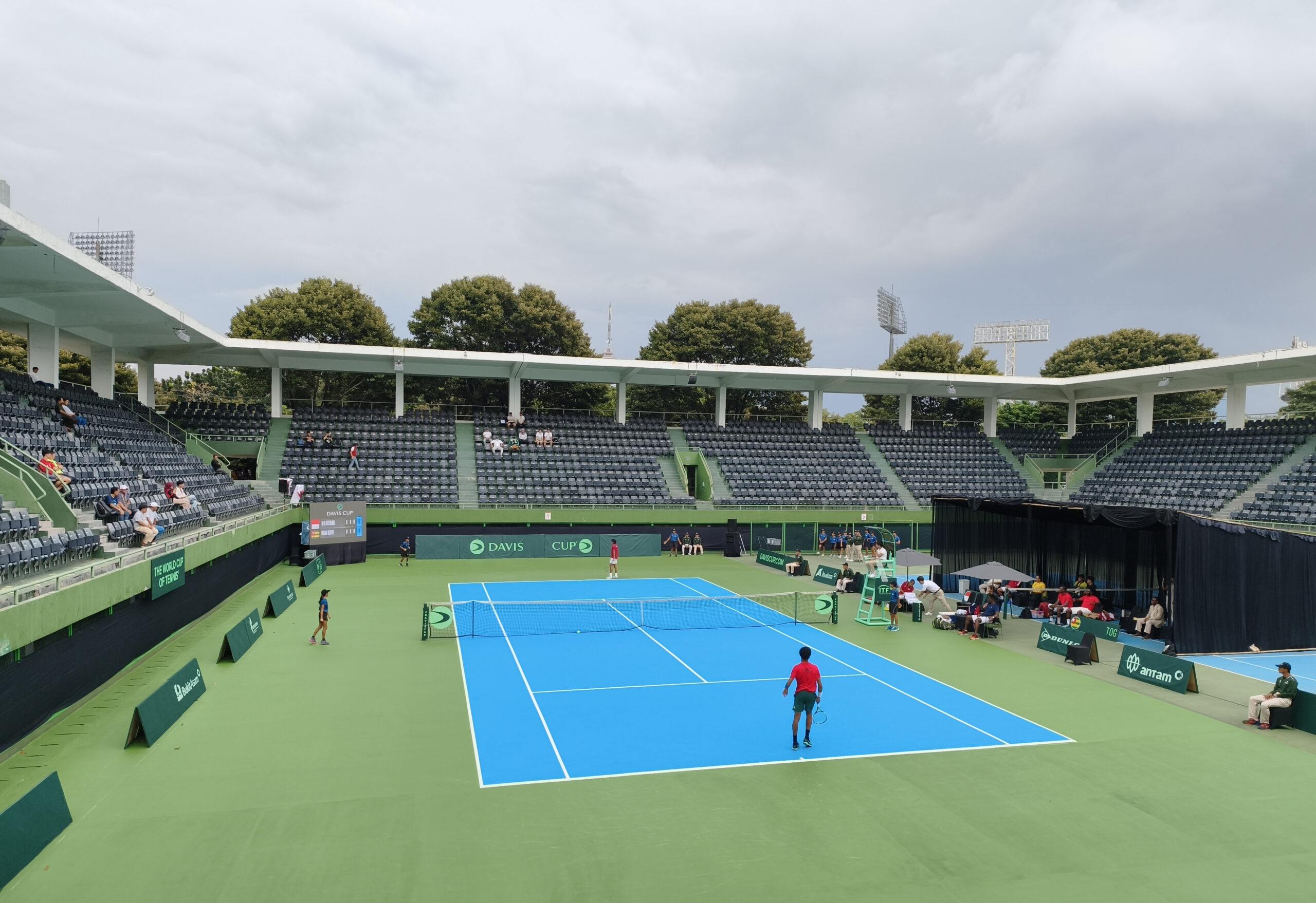 Lapangan tenis biru di stadion Gelora Bung Karno Jakarta saat laga Piala Davis Indonesia melawan Togo.