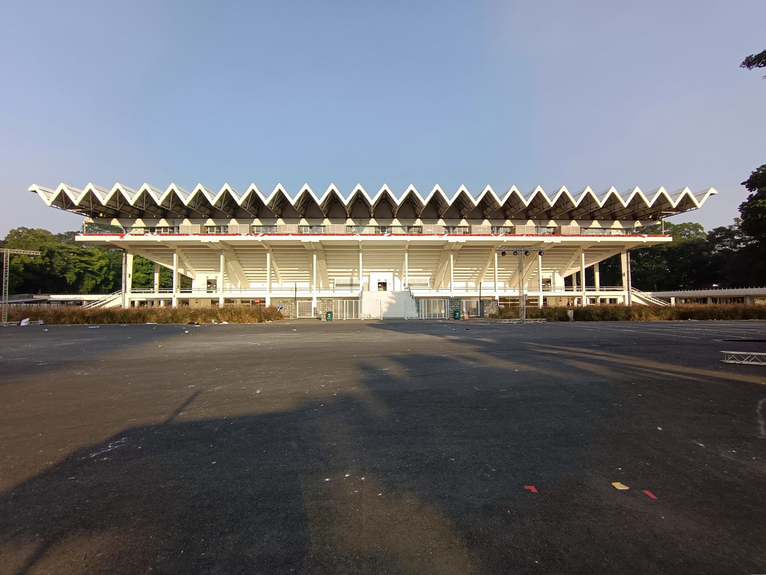 Bangunan Istora Gelora Bung Karno dengan atap bergerigi khas di Jakarta pada pagi hari.