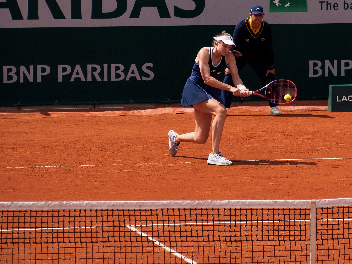 Pukulan backhand Rybakina dari garis belakang