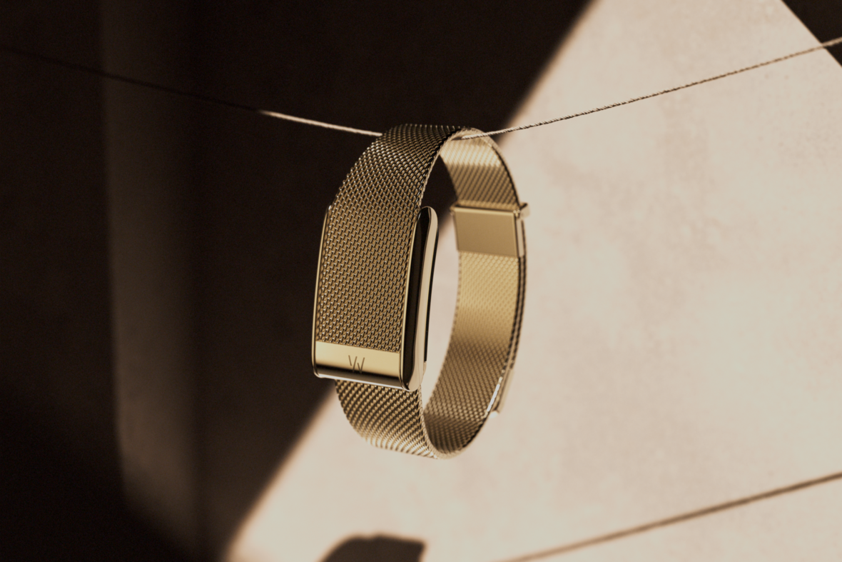 Detail close-up WHOOP Meridian warna gold