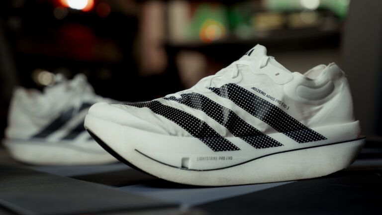 Adios Pro Evo 3: Sepatu 500 Dolar yang Rapuh tapi Ngebut