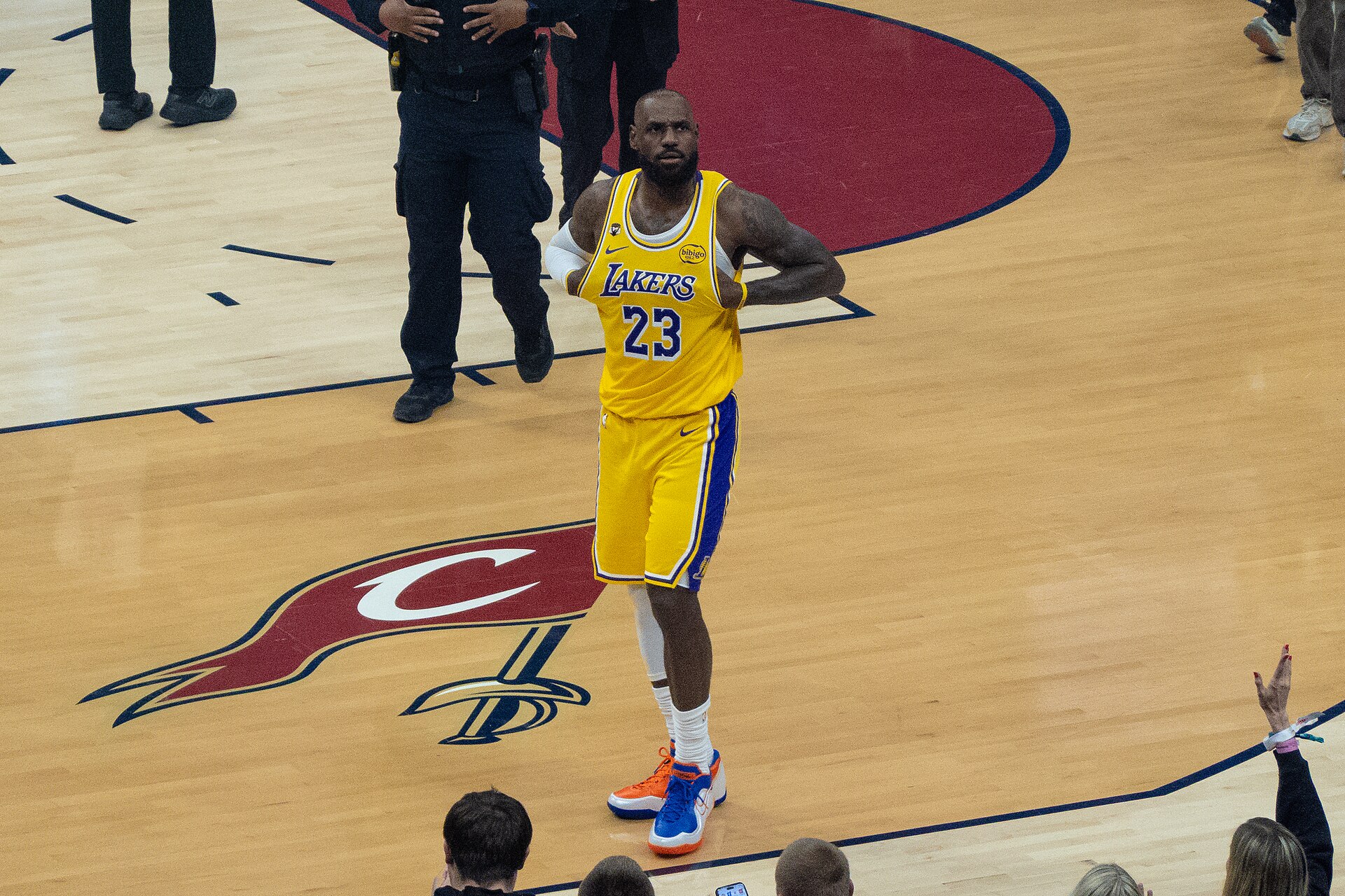 Foto ilustrasi: LeBron James berseragam Los Angeles Lakers dalam laga di Cleveland pada 28 Januari 2026, sebelum bergabung dengan Philadelphia 76ers untuk musim NBA 2026-27