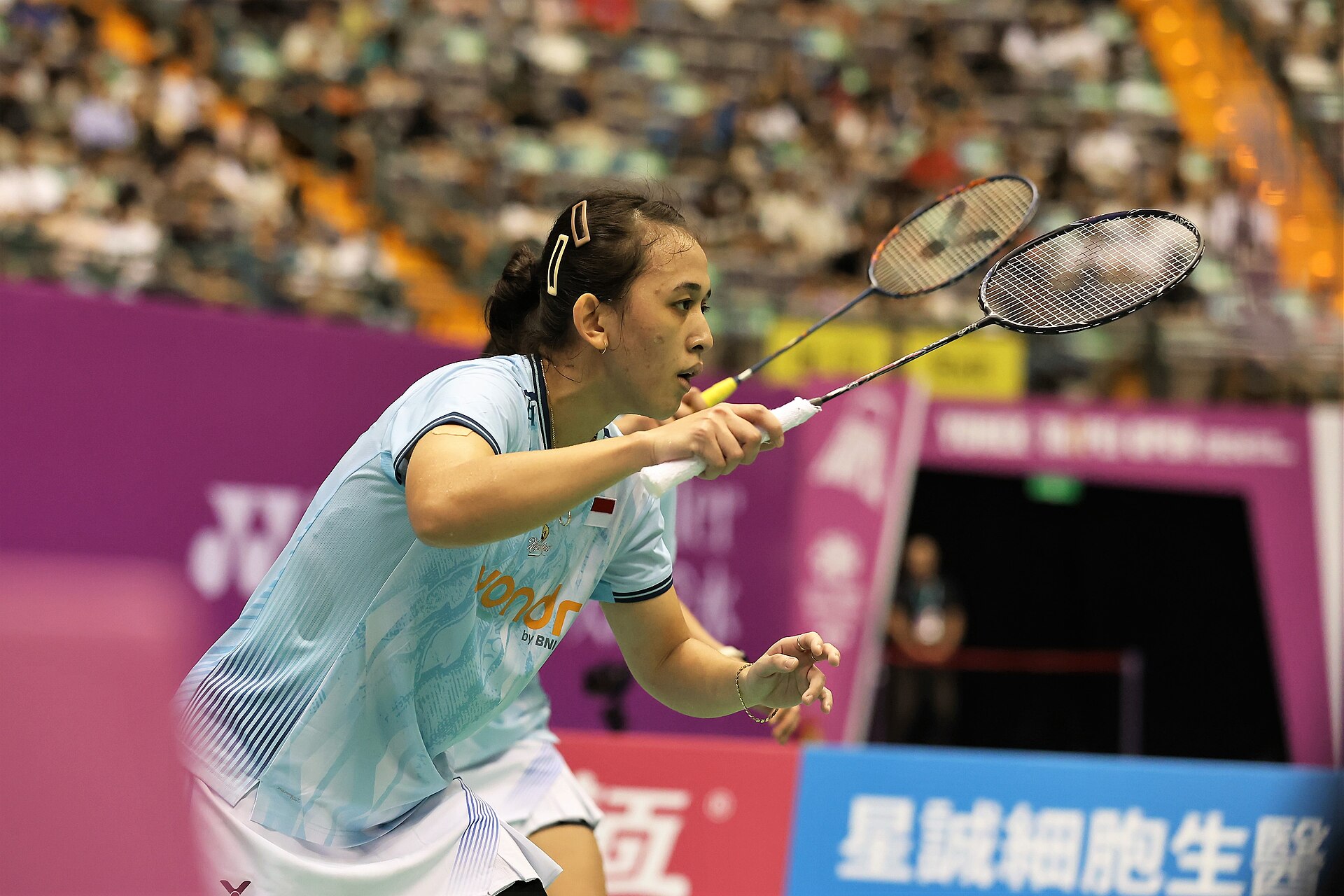 Febriana Dwipuji Kusuma, wakil Indonesia di Denmark Open 2026, bersiap menerima kok dalam laga ganda putri -- foto ilustrasi
