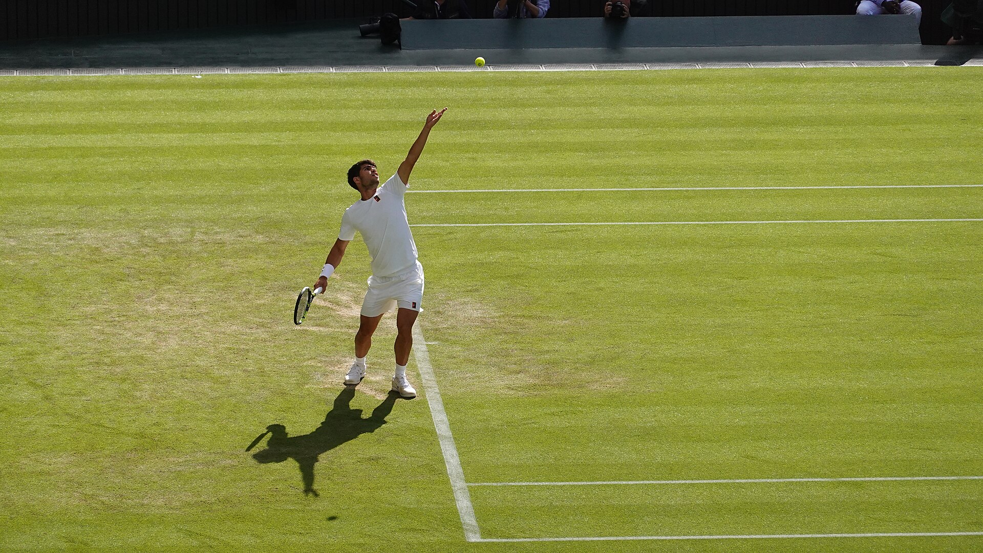 Carlos Alcaraz melempar bola saat servis di lapangan Wimbledon 2025 dalam foto arsip ilustrasi