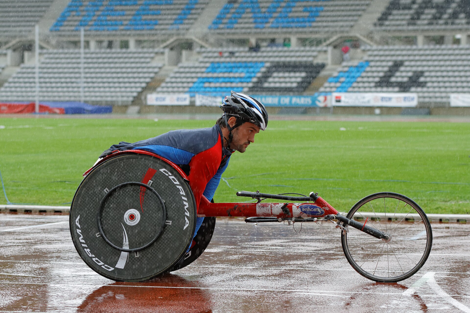 Ilustrasi atlet balap kursi roda para atletik melaju di lintasan stadion; gambar ilustrasi, bukan dari Asian Para Games 2026 Aichi-Nagoya.
