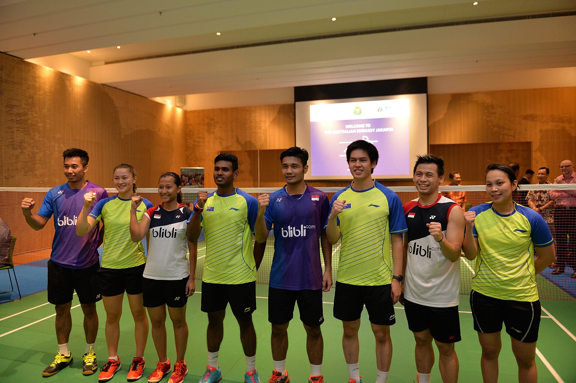 Pemain bulu tangkis Indonesia dan Australia berbaris di depan net dalam laga persahabatan (foto ilustrasi, bukan dari Piala Suhandinata 2026).