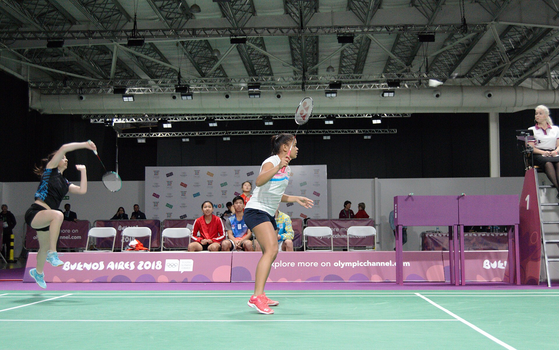 Aksi pemain bulu tangkis putri dalam laga beregu campuran junior di lapangan indoor (foto ilustrasi, bukan dari Piala Suhandinata 2026 Kairo).