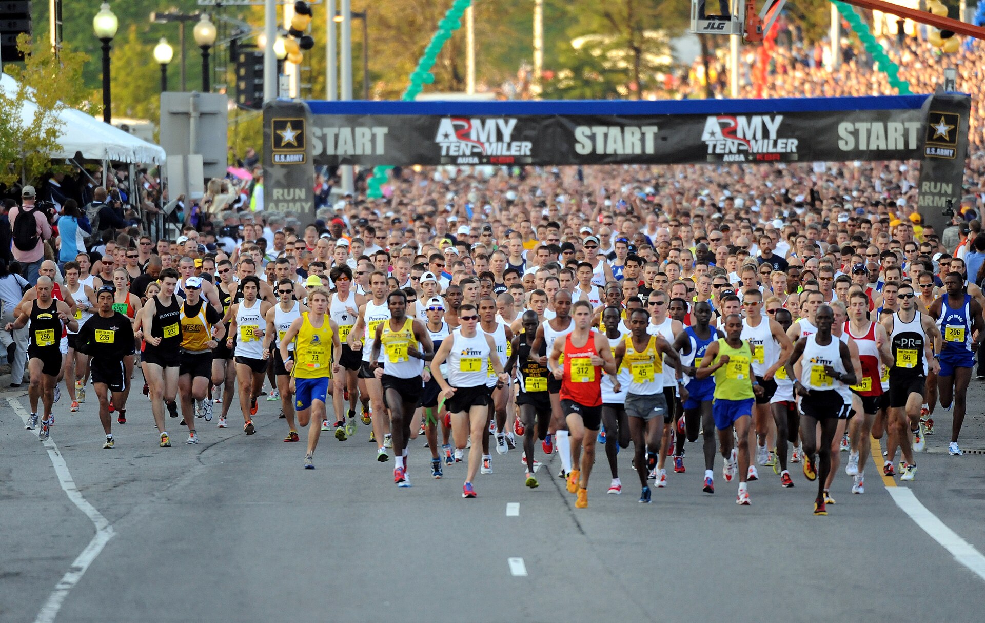 Ribuan pelari memadati jalan raya saat start sebuah lomba lari (foto ilustrasi, bukan dari USATF 10 km Championships 2026).
