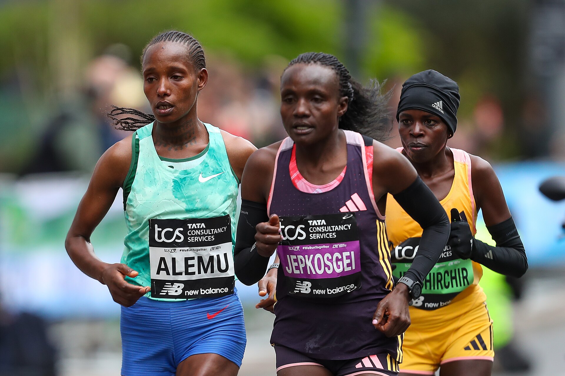 Joyciline Jepkosgei (tengah) berlari bersama Megertu Alemu dan Peres Jepchirchir di London Marathon 2024, foto arsip ilustratif