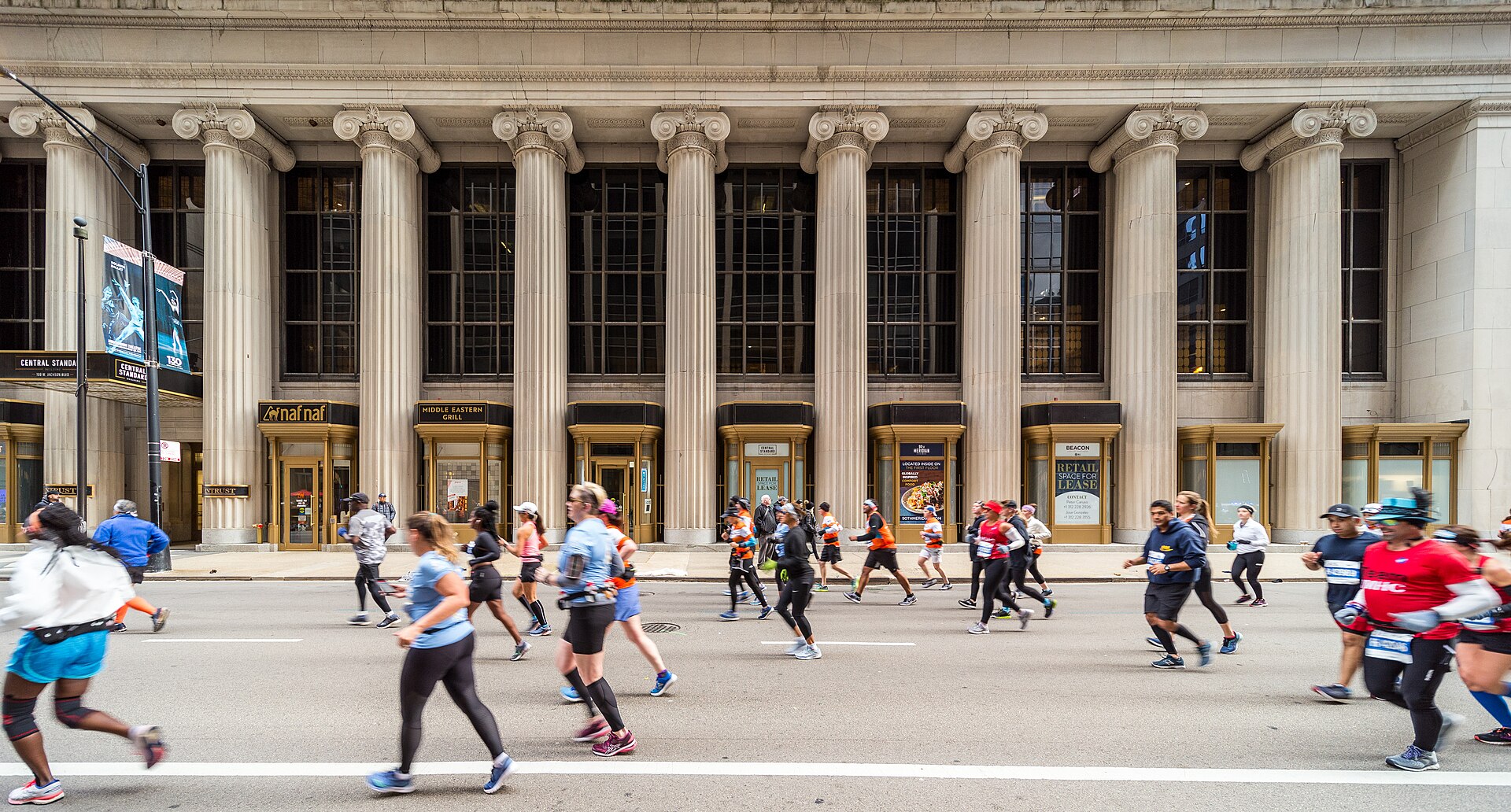 Para pelari Chicago Marathon melintasi W. Jackson Boulevard di pusat kota Chicago (foto ilustrasi arsip 2019).