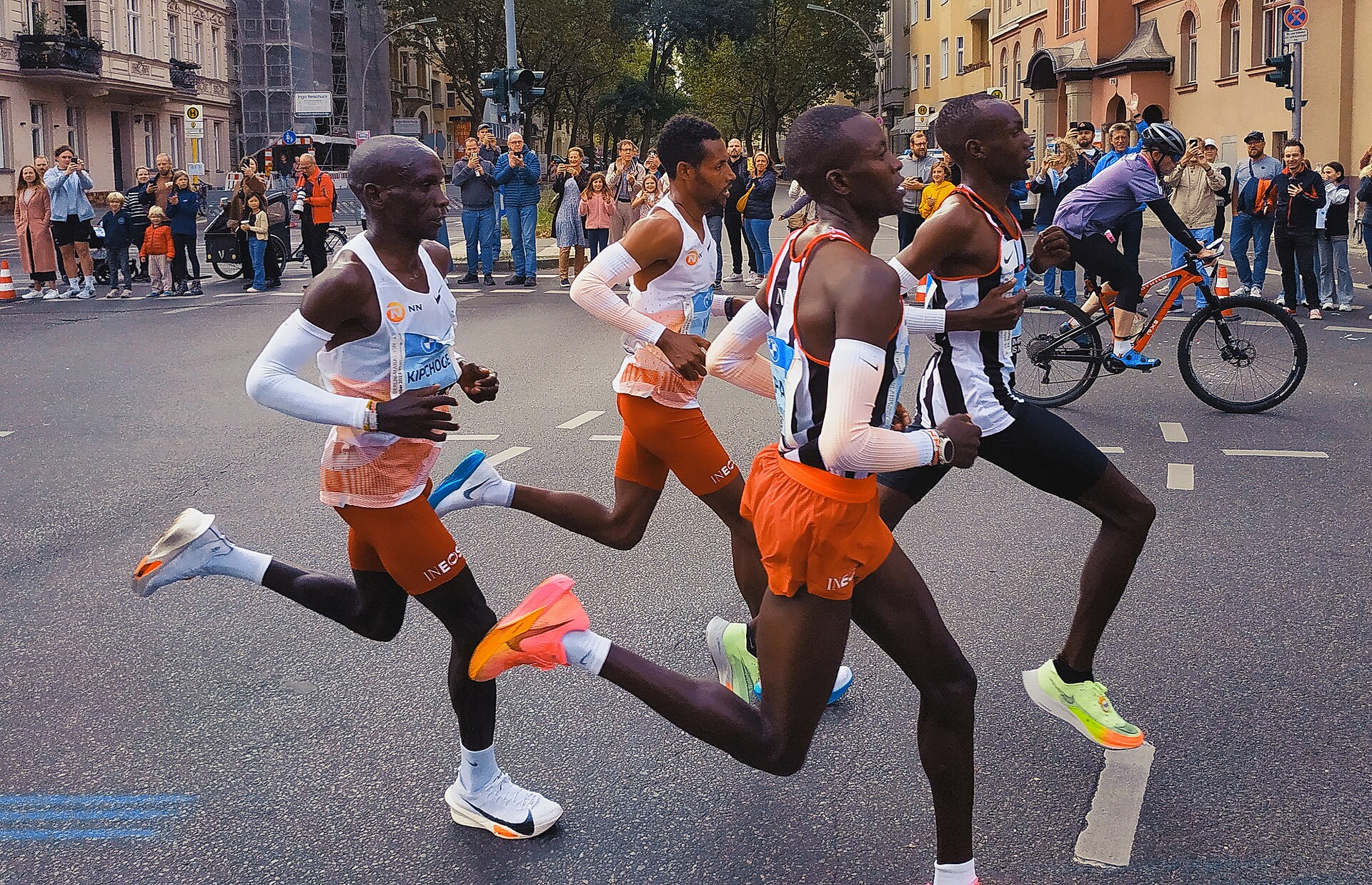 Eliud Kipchoge berlari memimpin rombongan di Berlin Marathon 2023 (foto ilustrasi, bukan dari Nike Melbourne Marathon 2026).