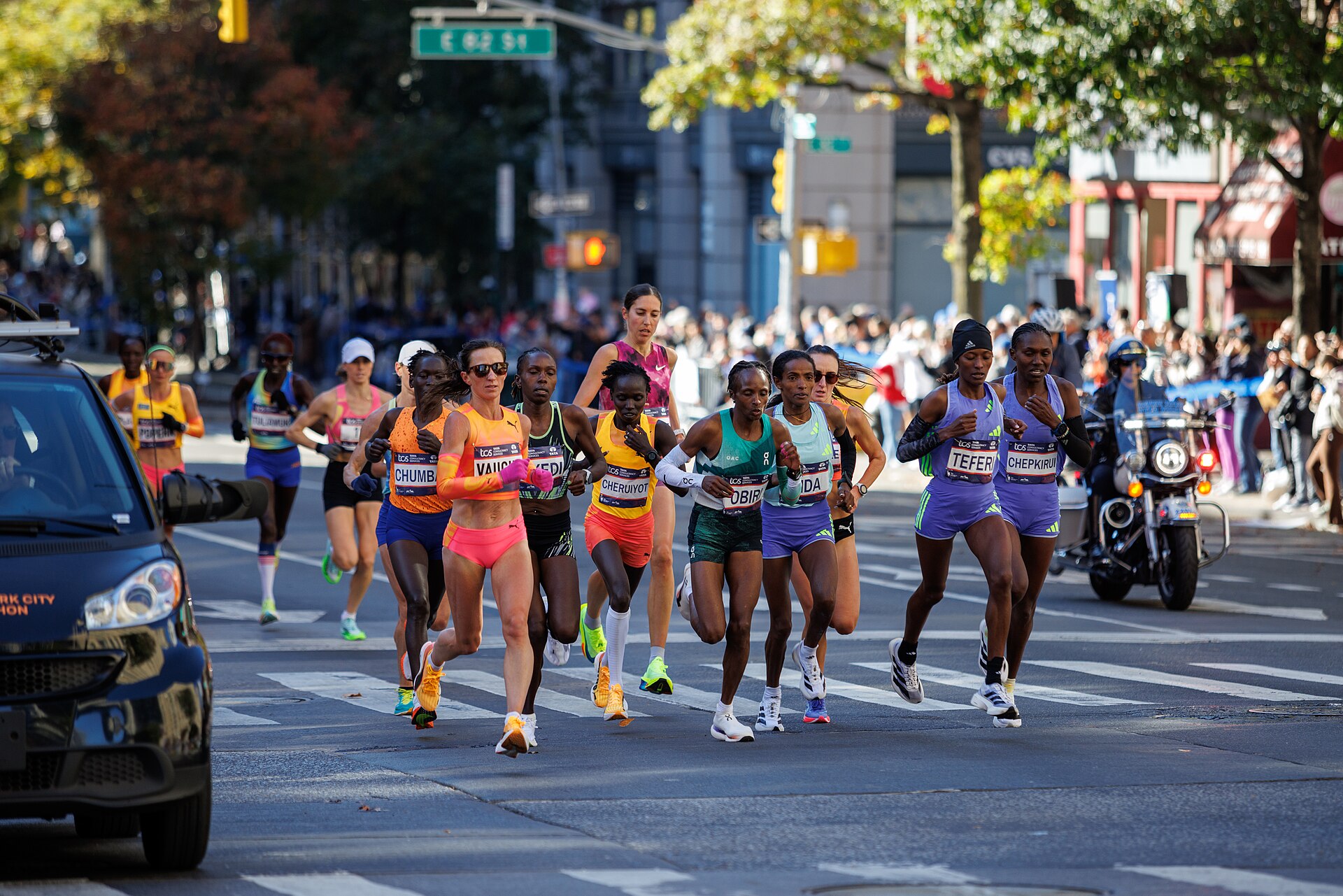 Rombongan pelari elite putri memimpin lomba maraton mayor di jalan kota (foto ilustrasi TCS New York City Marathon 2024, bukan Chicago Marathon 2026).