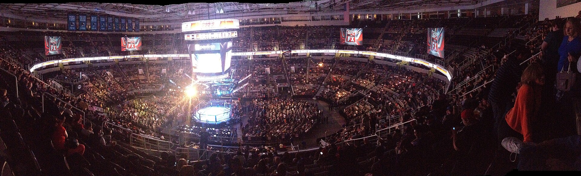 Suasana arena UFC dengan oktagon di tengah, ilustrasi jelang UFC Fight Night Allen vs Duncan di Las Vegas
