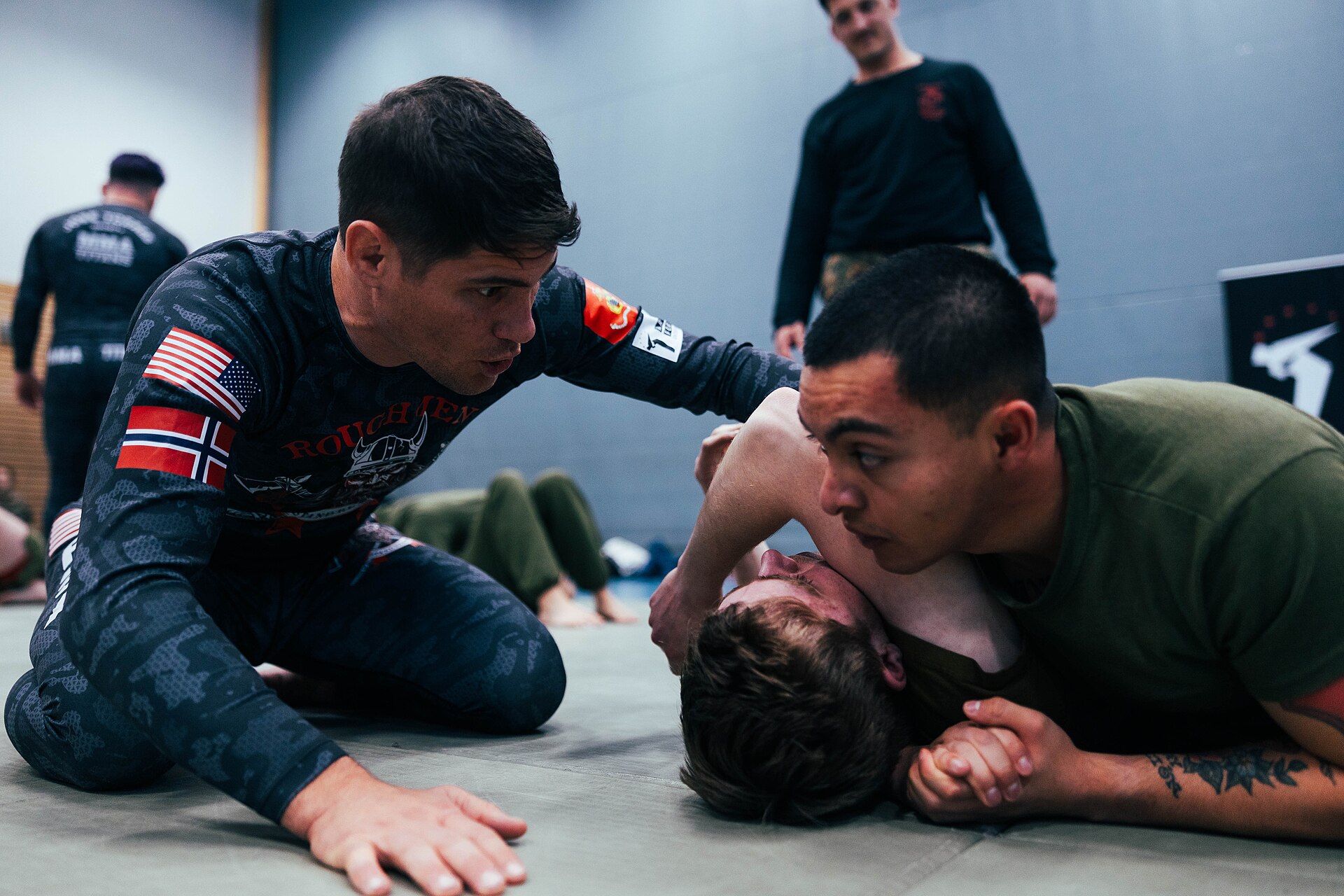 Ilustrasi teknik ground fighting atau kerja bawah dalam MMA; foto ilustratif, bukan dari ONE Fight Night 48.