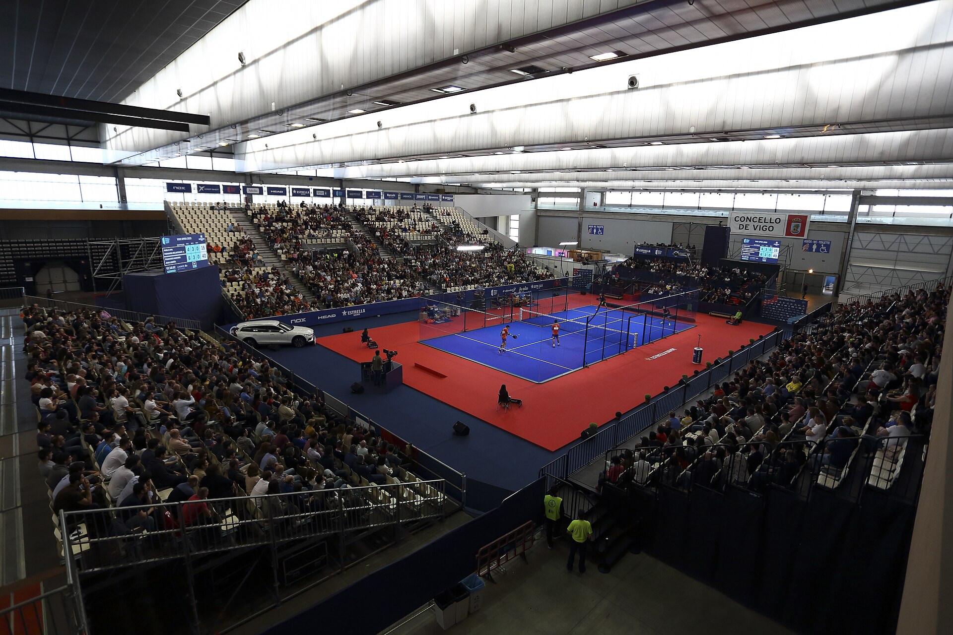 Suasana arena padel penuh penonton dengan lapangan kaca saat laga World Padel Tour (foto ilustrasi, bukan dari final Germany P2 Dusseldorf 2026)