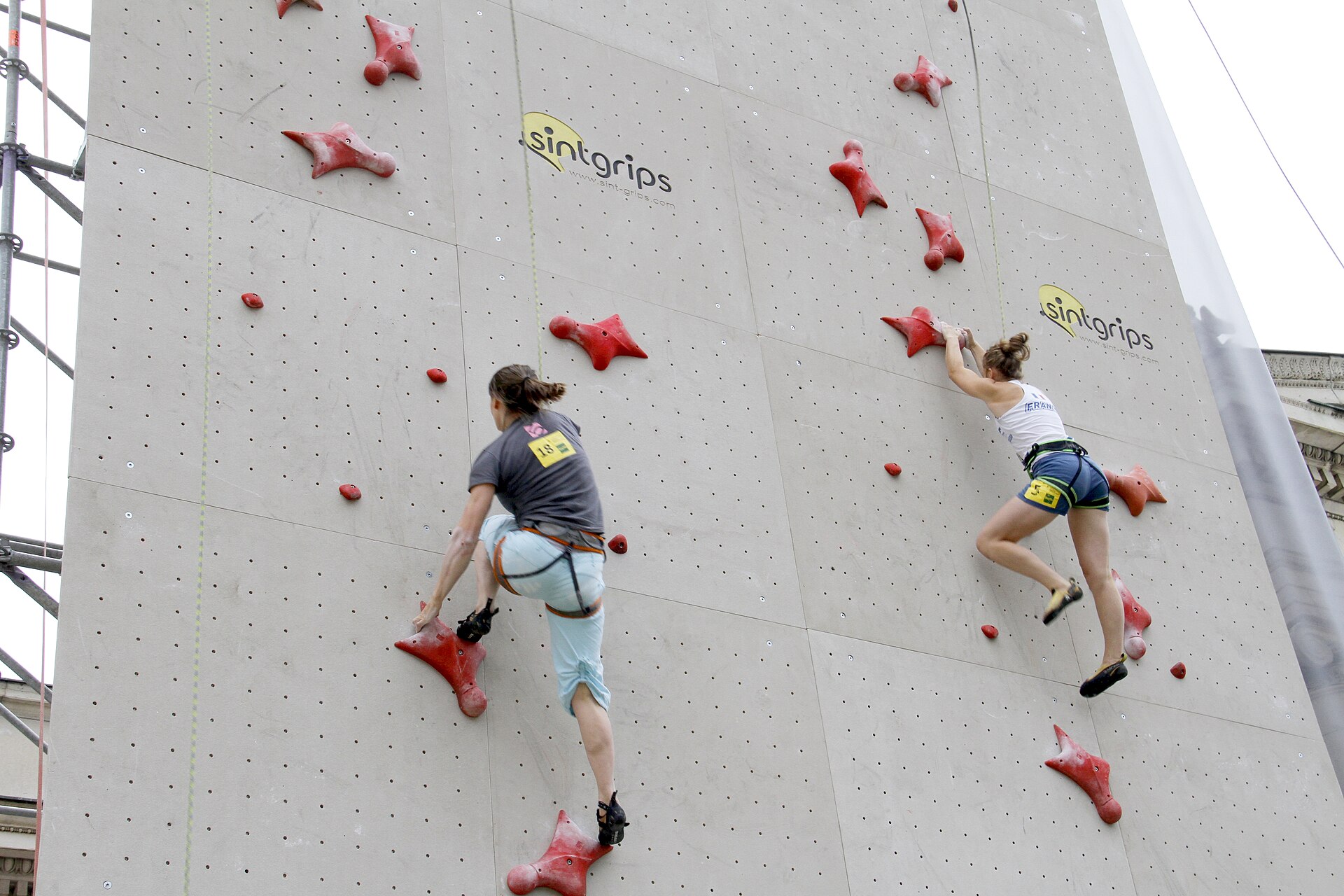 Dua pemanjat putri beradu cepat di dinding speed climbing (foto ilustrasi, bukan Desak Made Rita Kusuma Dewi).