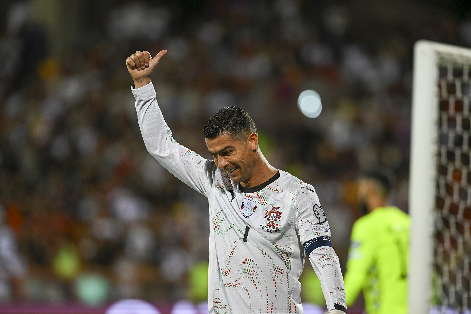 Cristiano Ronaldo berseragam timnas Portugal nomor 7 mengacungkan jempol sambil tersenyum seusai mencetak gol (foto ilustrasi, bukan dari laga Al Nassr 9 Oktober 2026).
