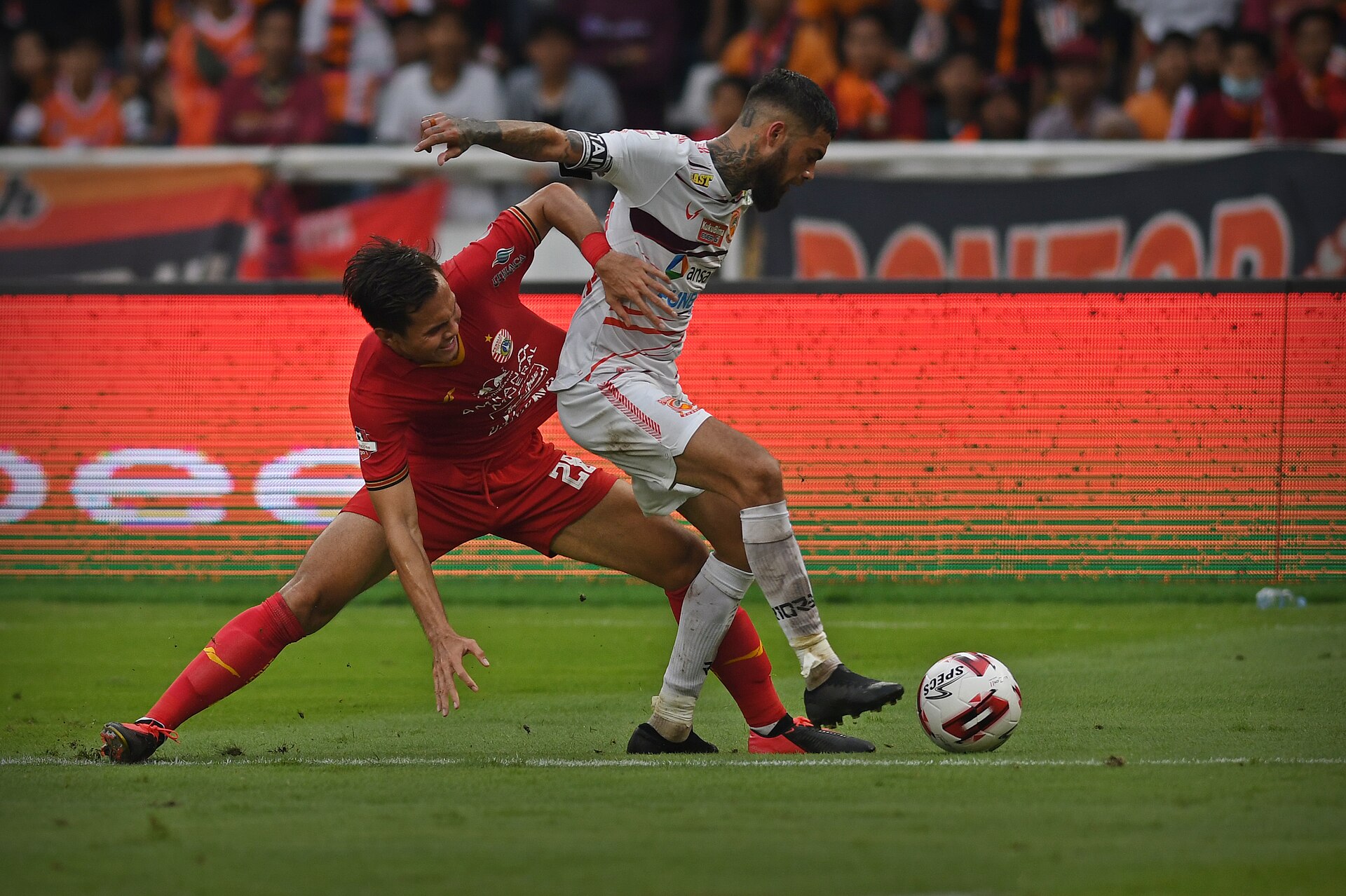 Foto ilustrasi statistik Indonesia vs Thailand: duel pemain Persija dan Borneo FC di SUGBK