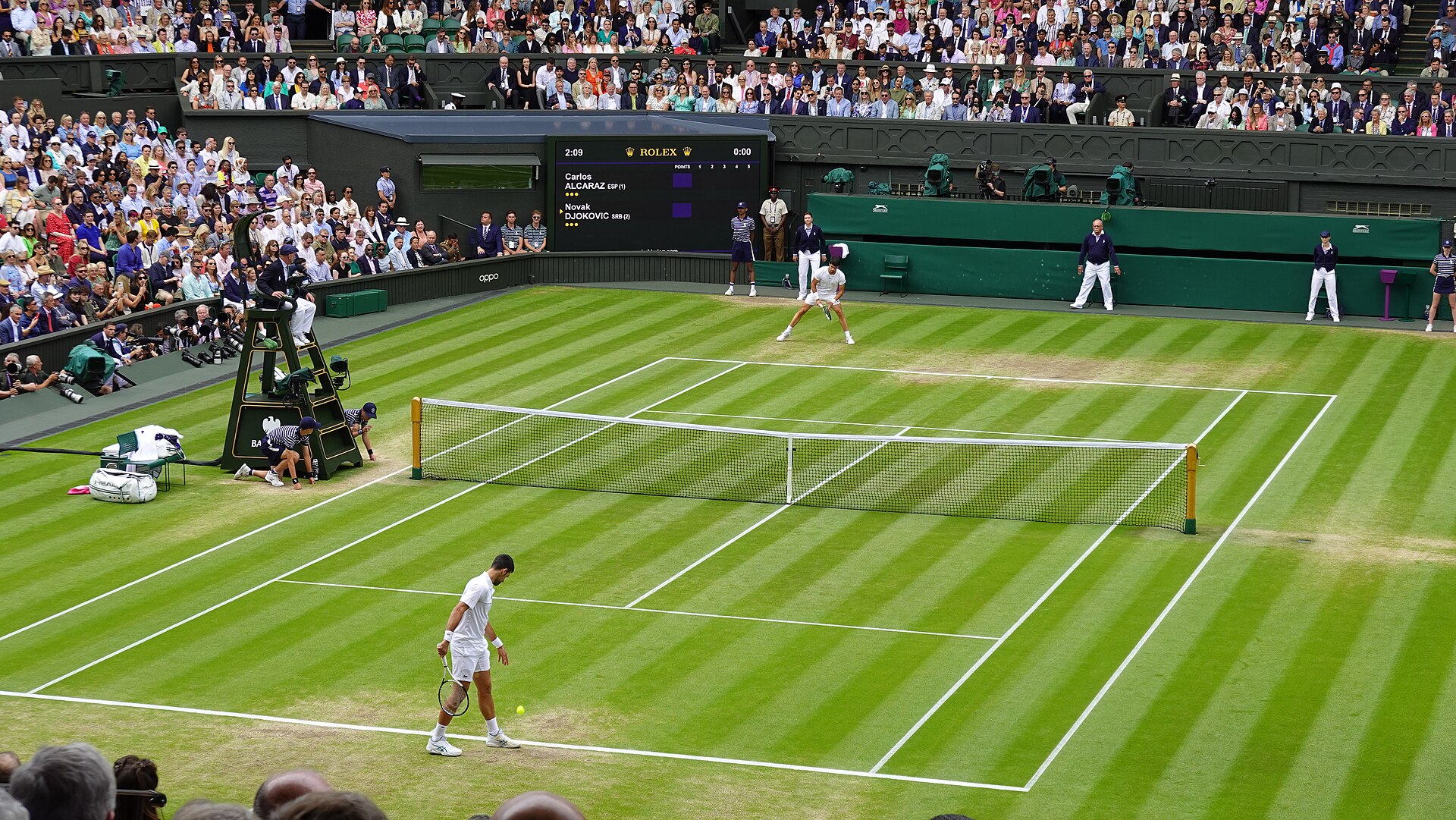 Carlos Alcaraz dan Novak Djokovic dalam final tenis di lapangan rumput (gambar ilustrasi, bukan dari turnamen Beijing atau Tokyo 2026).